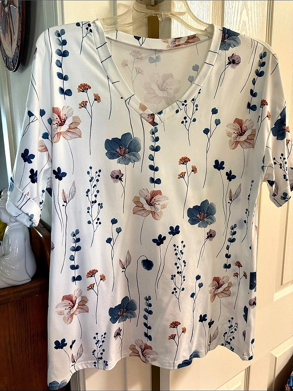 Floral Short Sleeve Tunic in White & Blue Size Large